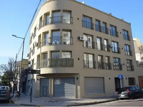 Departamento de 2 amb. con patio, apto profesional