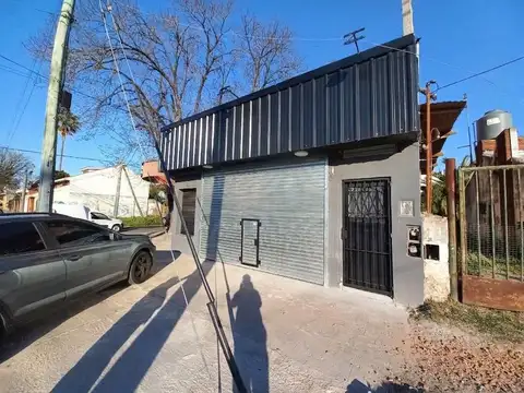 Local en excelente estado sobre avenida San Martin
