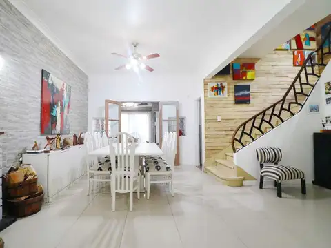 Casa en Venta con 2 cocheras