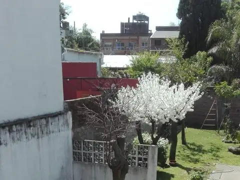 Venta de Casa a reciclar con amplio terreno en Tigre Centro
