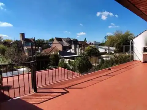 VENTA - CASA 8 AMBIENTES C/COCHERA - SAN ISIDRO
