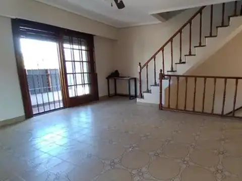 VENTA - CASA 8 AMBIENTES C/COCHERA - SAN ISIDRO