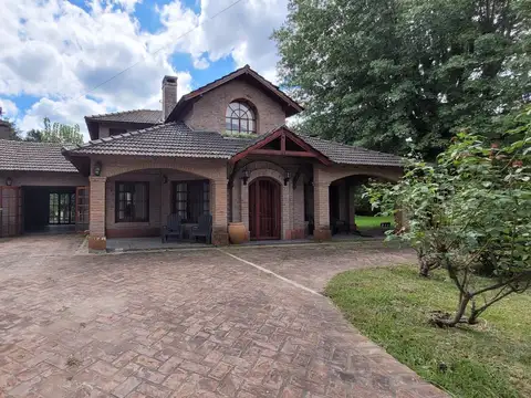 Venta Chacra con Casa y Piscina en Barrio Parque El Remanso, Exaltación de la Cruz