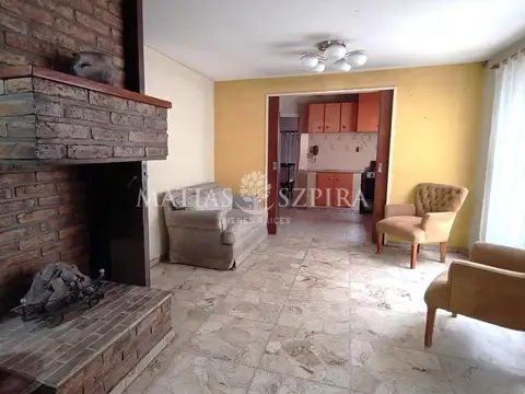 Casa 4 ambientes con 2 baños