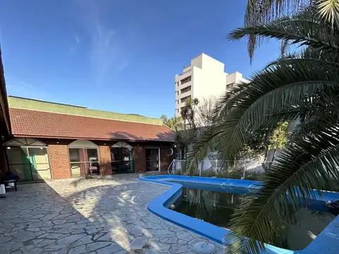 IMPORTANTE CASA C/ PILETA Y PARQUE