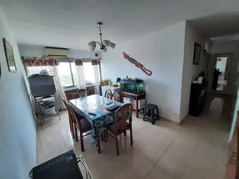 Depto de 3 ambientes en muy buen estado.