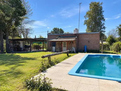 Venta casa 3 ambientes con pileta, en lote de 730m2, calle G. De La Vega, Parque Sakura