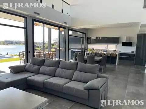 Casa en Alquiler con 2 cocheras