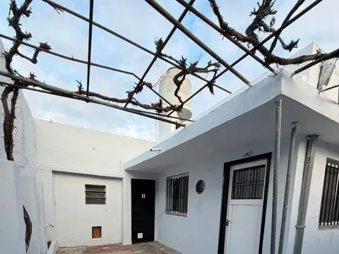 Depto Tipo Casa en Alquiler en Villa Luzuriaga, $ 800.000