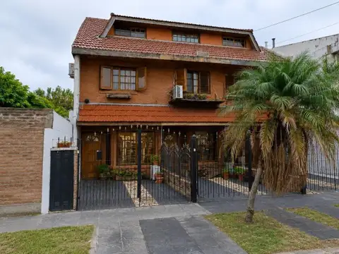 VENTA TRIPLEX 4 AMBIENTES EN CARAPACHAY EXCELENTE ESTADO. COCINA ACTUALIZADA.-APTO CREDITO