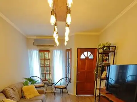 VENTA TRIPLEX 4 AMBIENTES EN CARAPACHAY EXCELENTE ESTADO. COCINA ACTUALIZADA.-APTO CREDITO