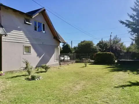 Espaciosa y cómoda casa de cinco ambientes y tres baños.