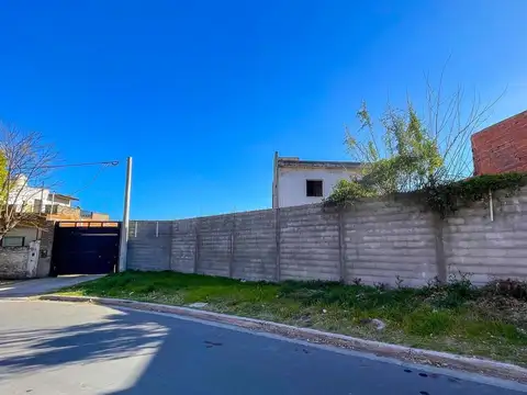 Gran Terreno con 14 cocheras + Casa a terminar