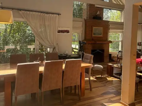 Casa en Alquiler con 2 cocheras