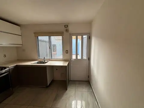 Duplex a metros de Avenida Varela en venta