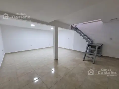 PH En Esquina Ideal 2 Familias y/o Local en PB, para inversor a 4/C de Av. Maipú