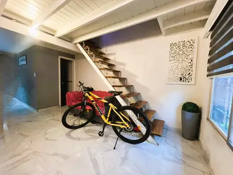 *DUPLEX DE 2 AMB. Y 1/2 CON COCHERA DESCUBIERTA A LA VUELTA