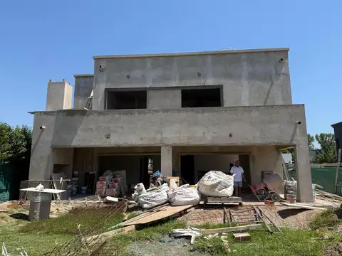 Casa en Venta con 2 cocheras