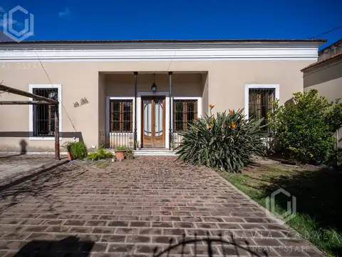 OPORTUNIDAD! Venta casa de siete ambientes con jardín, pileta, garaje y depósito en Bella Vista