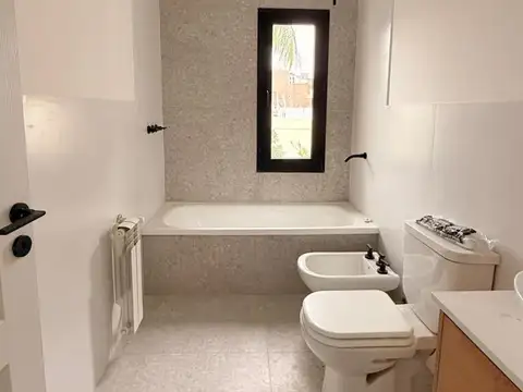 Casa 4 ambientes con 3 baños