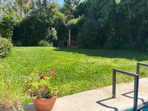 Alquiler temporario - Martinez, calle cortada - garita - jardín con pileta - sol casi todo el día.
