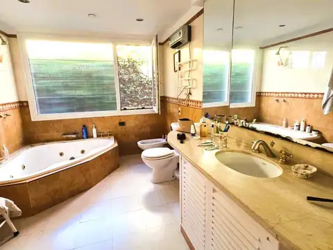Casa en Venta con 8 cocheras