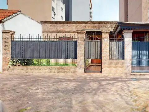 CASA DE 3 AMB CON COCHERA EN LOTE DE 10 X 30 MORON CENTRO