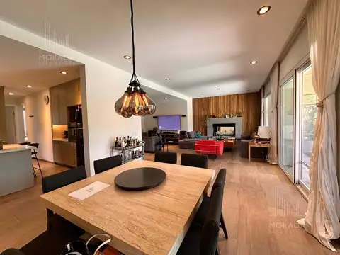 Casa en Venta con 3 cocheras