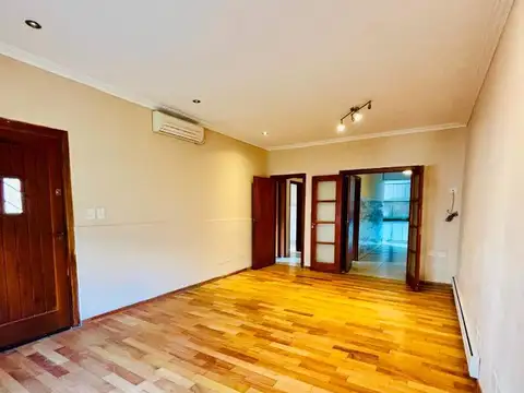 Confortable Chalet en esquina 3 amb. con patio y cochera