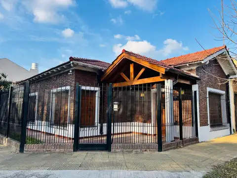 Confortable Chalet en esquina 3 amb. con patio y cochera
