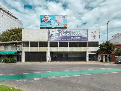 Mega local en el cruce Alberdi con 1340m² en alquiler