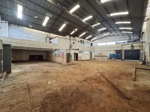 Mega local en el cruce Alberdi con 1340m² en alquiler