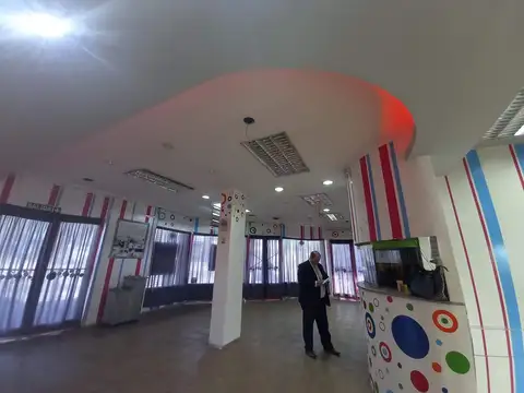 VENDO LOCAL ESQUINA 27 DE FEBRERO Y MATIENZO