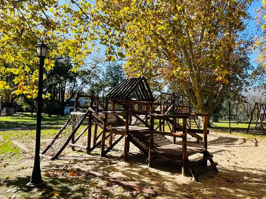 Casa - 200  m² Cubierta | 3 dormitorios | 5 años | 3 baños | 5 ambientes | Bueno