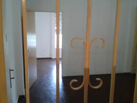 CASA AL FRENTE CON 2 DORMITORIOS EN ZONA DE TRIBUNALES