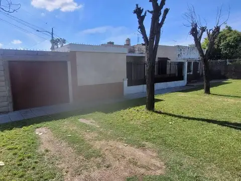 CASA 3 AMBIENTES CON PATIO Y COCHERA