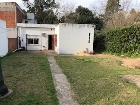 Casa 5 ambientes con 1 baño