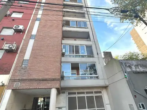 3 AMBIENTES 58 M2.20 AÑOS 8º PISO AL FRENTE.BALCON  5 X 1.25