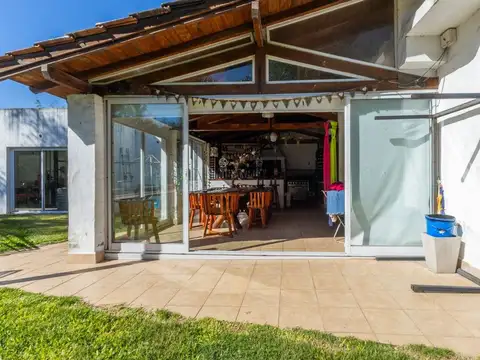 Casa 7 ambientes con 4 baños