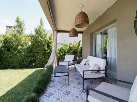 Casa en Alquiler con 1 cochera