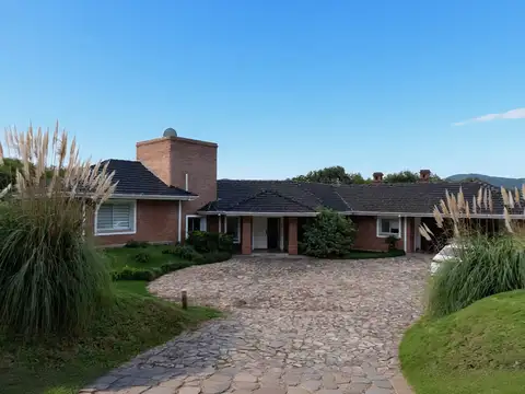 Casa en venta de 3 dorm. en suite con gimnasio y jacuzzi en Valle Escondido 100