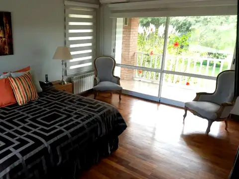 Casa 8 ambientes con 3 baños
