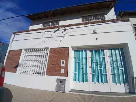 Alquiler - Amplia casa de 2 plantas con pileta, garage y patio