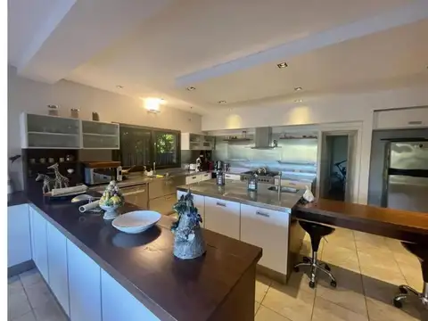 Casa en Alquiler con 2 cocheras