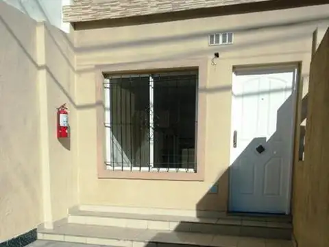 2 ambientes en planta baja con patio propio y cochera, apto crédito