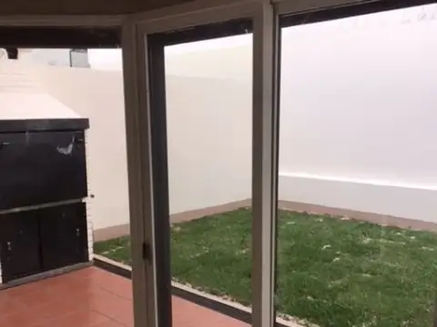 Casa en Alquiler con 2 cocheras