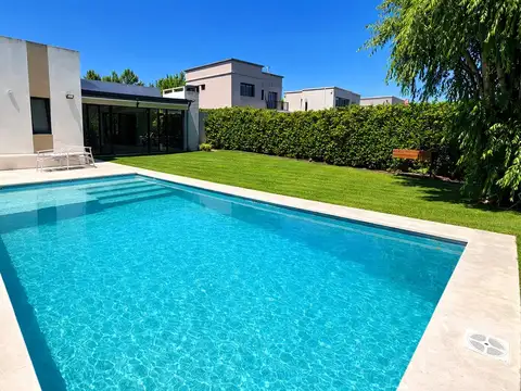 Casa con pileta en Santa Guadalupe Pilar del Este