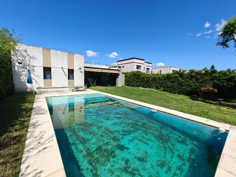Casa con pileta en Santa Guadalupe Pilar del Este