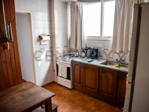 9 e/ 47 y 48. Venta departamento céntrico de 3 dormitorios.