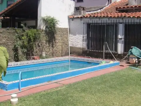 Casa 3 dormitorios fondo jardín pileta garage